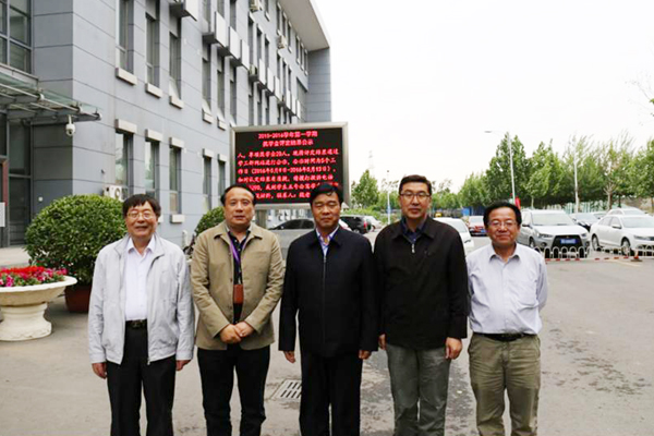 孙进院长与天津职业大蓝鲸直播长刘斌（左二）、原校长董刚（右二）等校领导合影