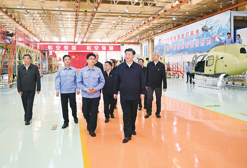 2023年10月10日至13日，中共中央总书记、国家主席、中央军委主席习近平在江西考察。这是11日上午，习近平在景德镇市昌河飞机工业（集团）有限公司考察。 新华社记者 燕雁/摄