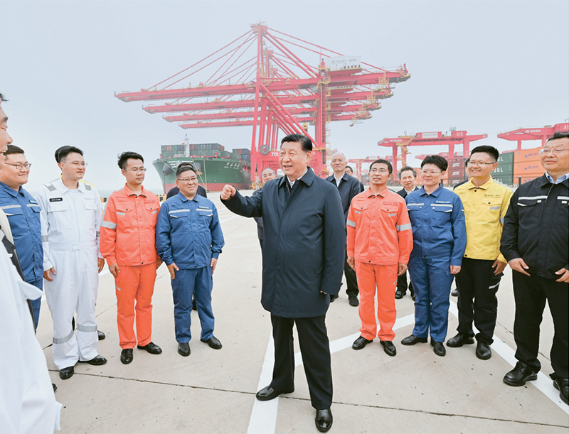 2024年5月22日至24日，中共中央总书记、国家主席、中央军委主席习近平在山东考察。这是22日下午，习近平在日照港亲切慰问港口科技工作者、运营人员、航运人员。 新华社记者 谢环驰/摄