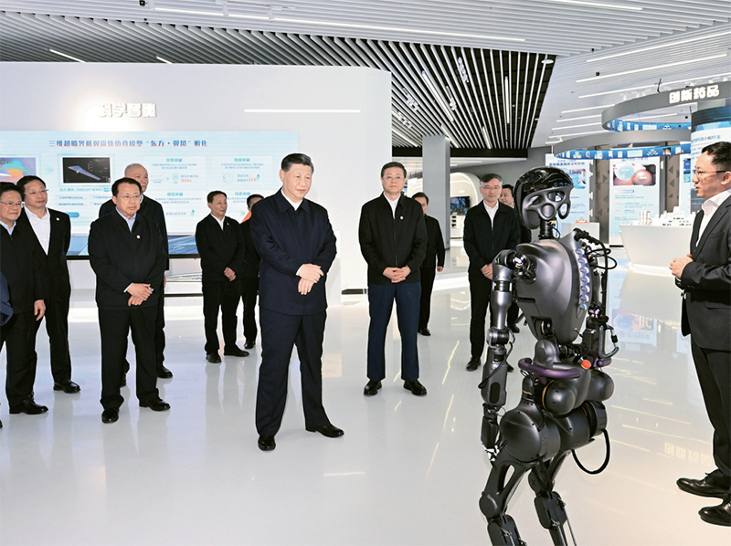 2023年11月28日至12月2日，中共中央总书记、国家主席、中央军委主席习近平在上海考察。这是11月28日下午，习近平在浦东新区张江科学城参观上海科技创新成果展。 新华社记者 谢环驰/摄