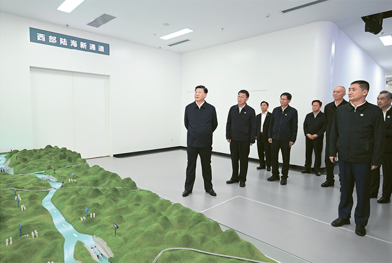 2023年12月14日至15日，中共中央总书记、国家主席、中央军委主席习近平在广西考察。这是14日上午，习近平在南宁市考察中国—东盟信息港股份有限公司，结合平陆运河沙盘听取西部陆海新通道骨干工程建设汇报。 新华社记者 谢环驰/摄